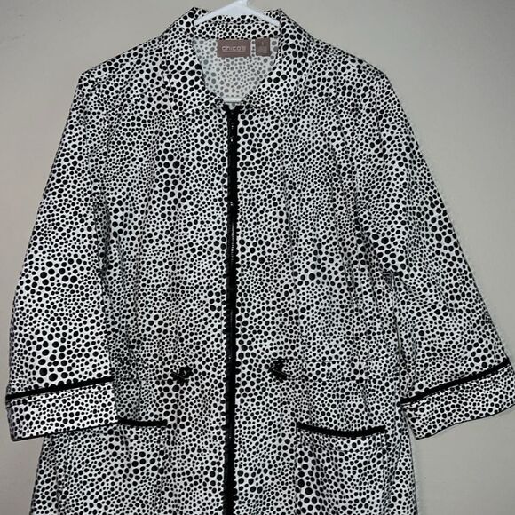 Chico’s black-and-white three-quarter sleeve, full zip, lightweight jacket - Picture 2 of 11